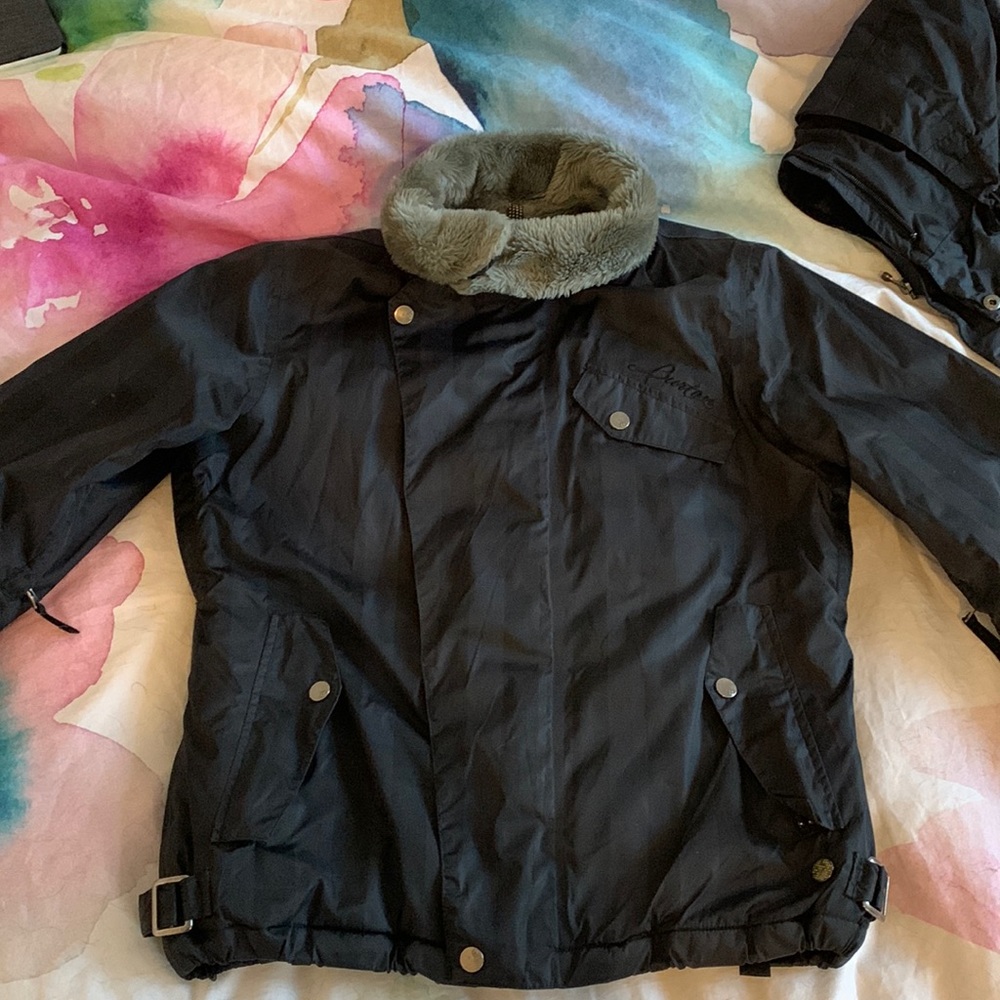 Great nearly new Burton ski/board jacket. Black with contrast stripe